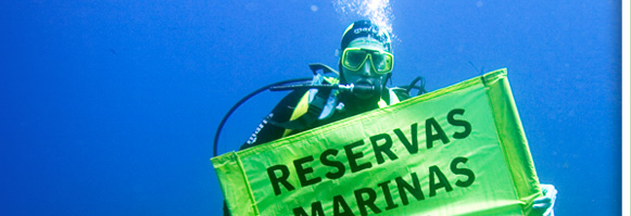 Nuestros mares y oc�anos est�n en crisis. La sobrepesca, la ocupaci�n del litoral, la contaminaci�n y el cambio clim�tico est�n llevando al l�mite a muchas especies y ecosistemas marinos y costeros y poniendo en riesgo el modo de vida de muchas comunidades que dependen de ellos.